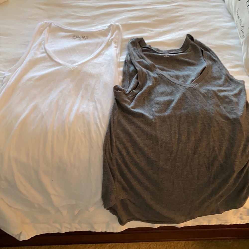 2 loose mudd tanks, size medium